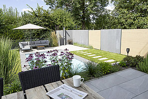 Terrasse und Poolanlage