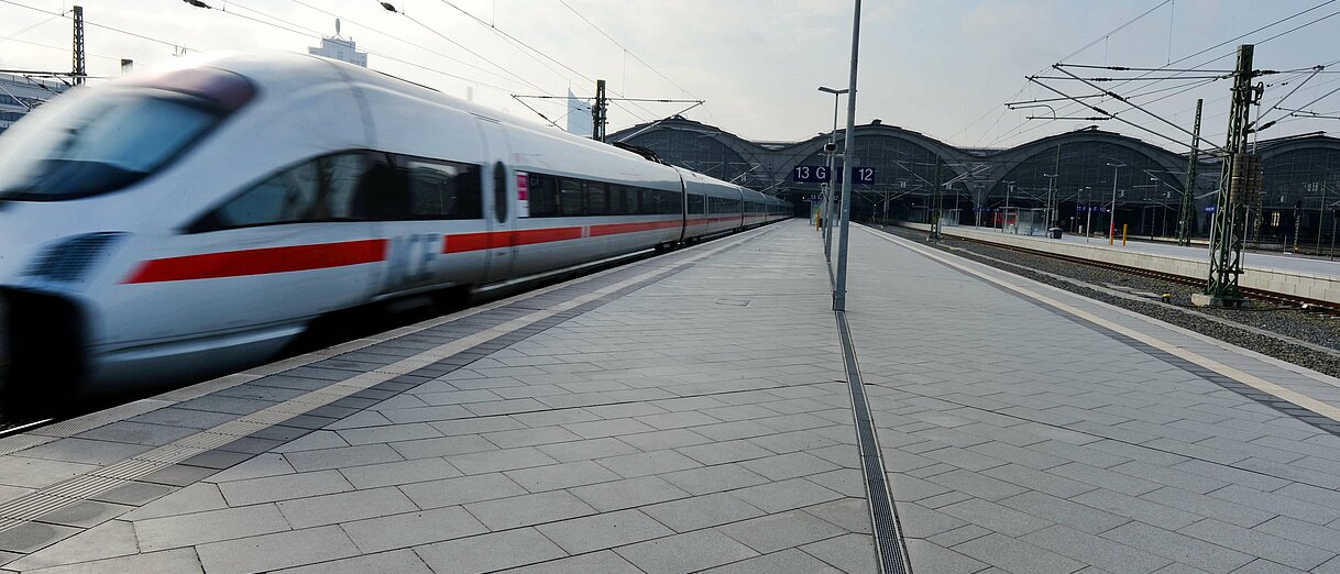 Umbau des Hauptbahnhofs Leipzig. Bahngleise mit Rinn Produkten.