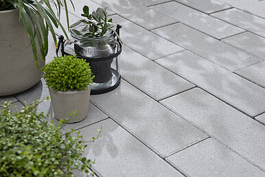 Detailaufnahme des Rinn Jubiläumssteins in 40 x 15 cm plainstone elegant RI-02