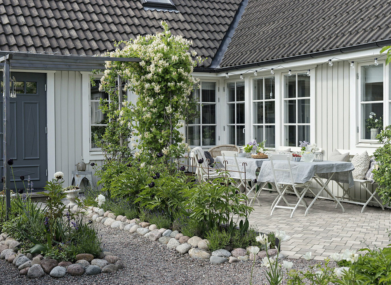 Hof mit Blumenbeeten und Terrasse