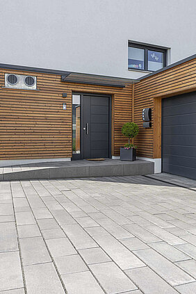 In diesem Eingangsbereich finden wir Ökopflaster vor, dass farblich auf die Hausfassade abgestimmt wurde.