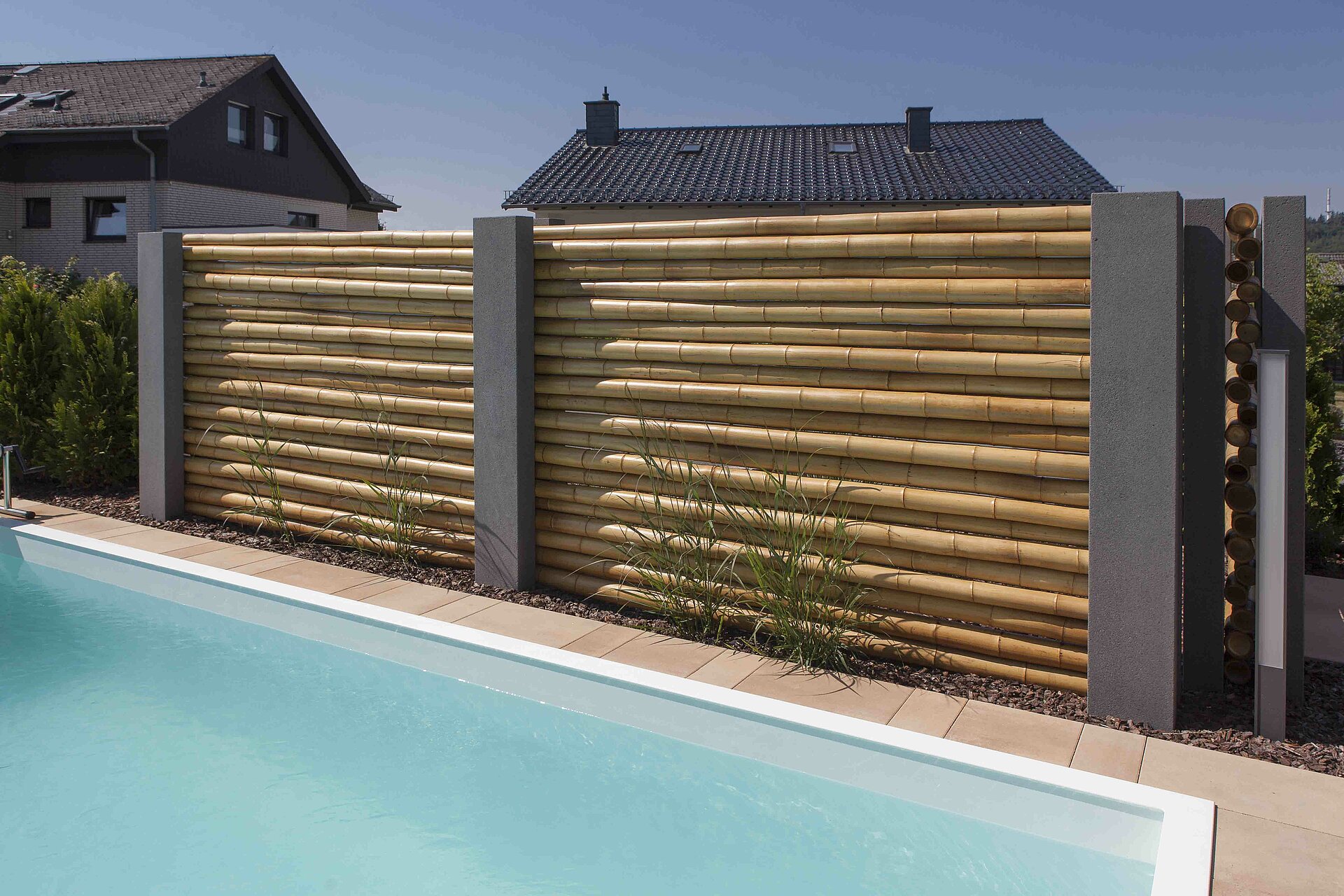 Vario-Bloc von Rinn eignet sich auch hervorragend als Sichtschutz für die Poolanlage.