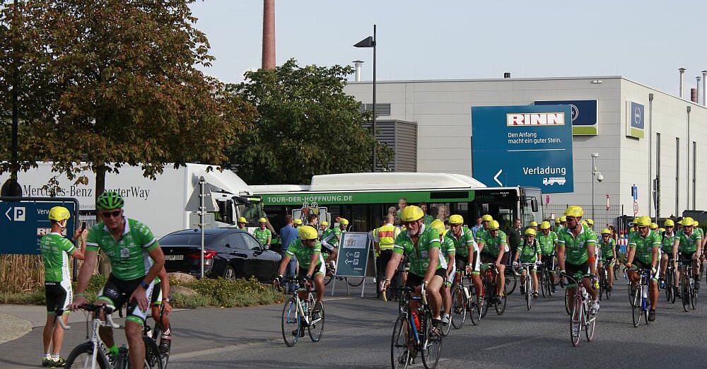 Die Radler haben ihr Ziel, den Rinn Ideengarten, fast erreicht.