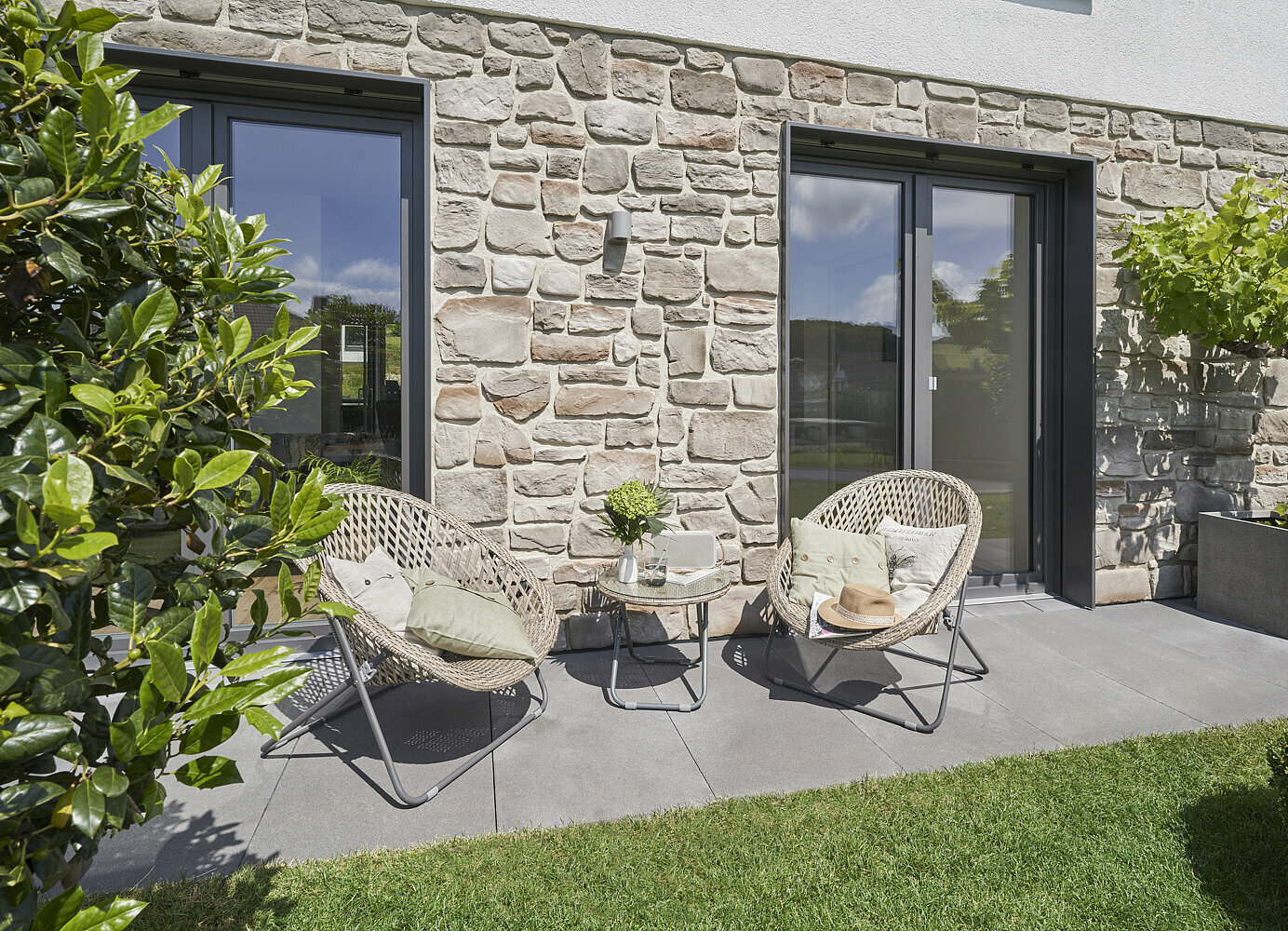 Gartenanlage mit Pool und Terrasse Gartenanlage mit Pool und Terrasse