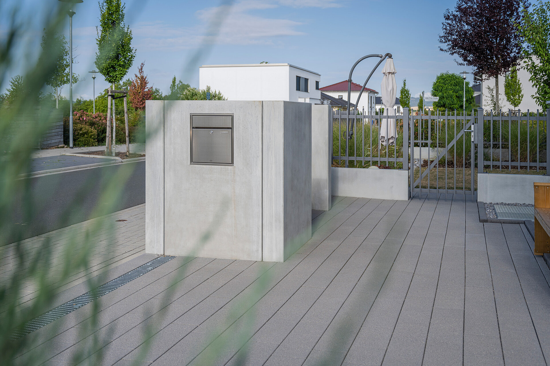 Eingelassener Briefkasten in Mauerteil