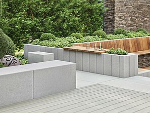 Die Betonelemente fügen sich harmonisch in die Gartenanlage ein.