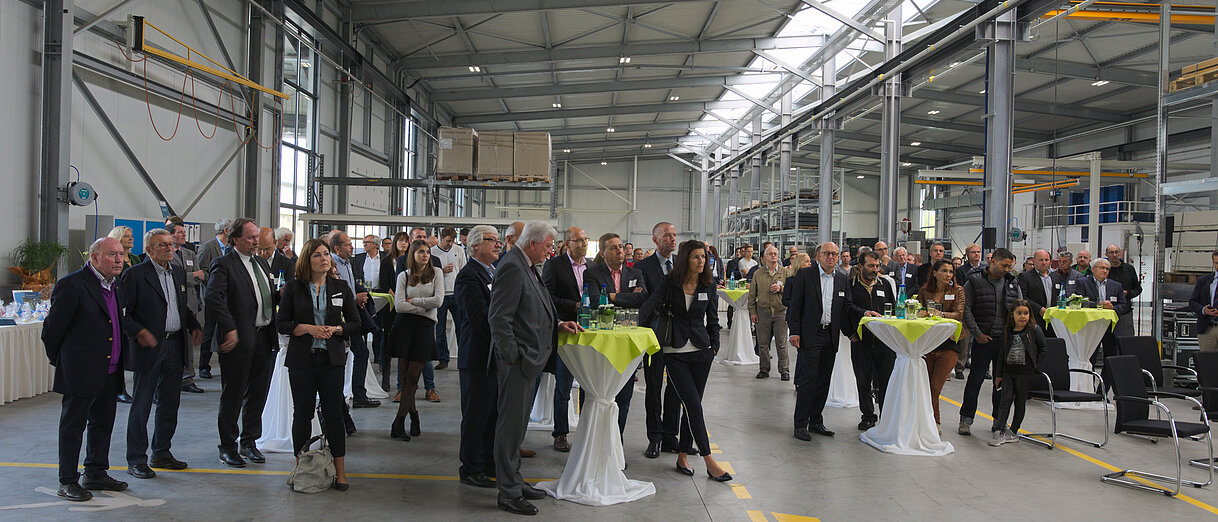 Blick in die neue Halle mit versammelten Gästen zur offiziellen Einweihung
