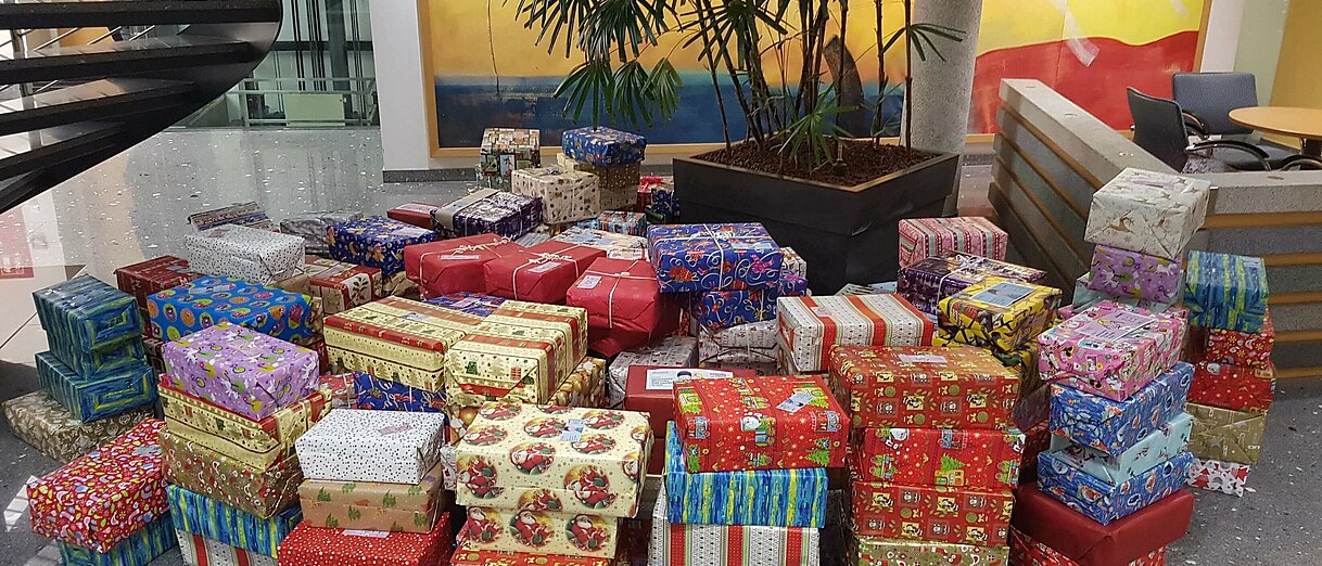 284 gepackte und verzierte Kartons mit Weihnachtsgeschenken gesammelt im Foyer.