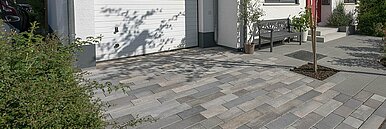 Das elegante Betonpflastersystem Padio ideal für Hofeinfahrten.