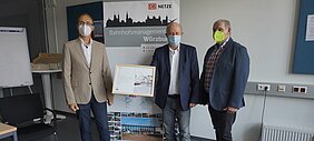 Die Übergabe der CO2 Urkunde für den Würzburger Hauptbahnhof über die CO2 Einsparung durch Rinn Produkte.