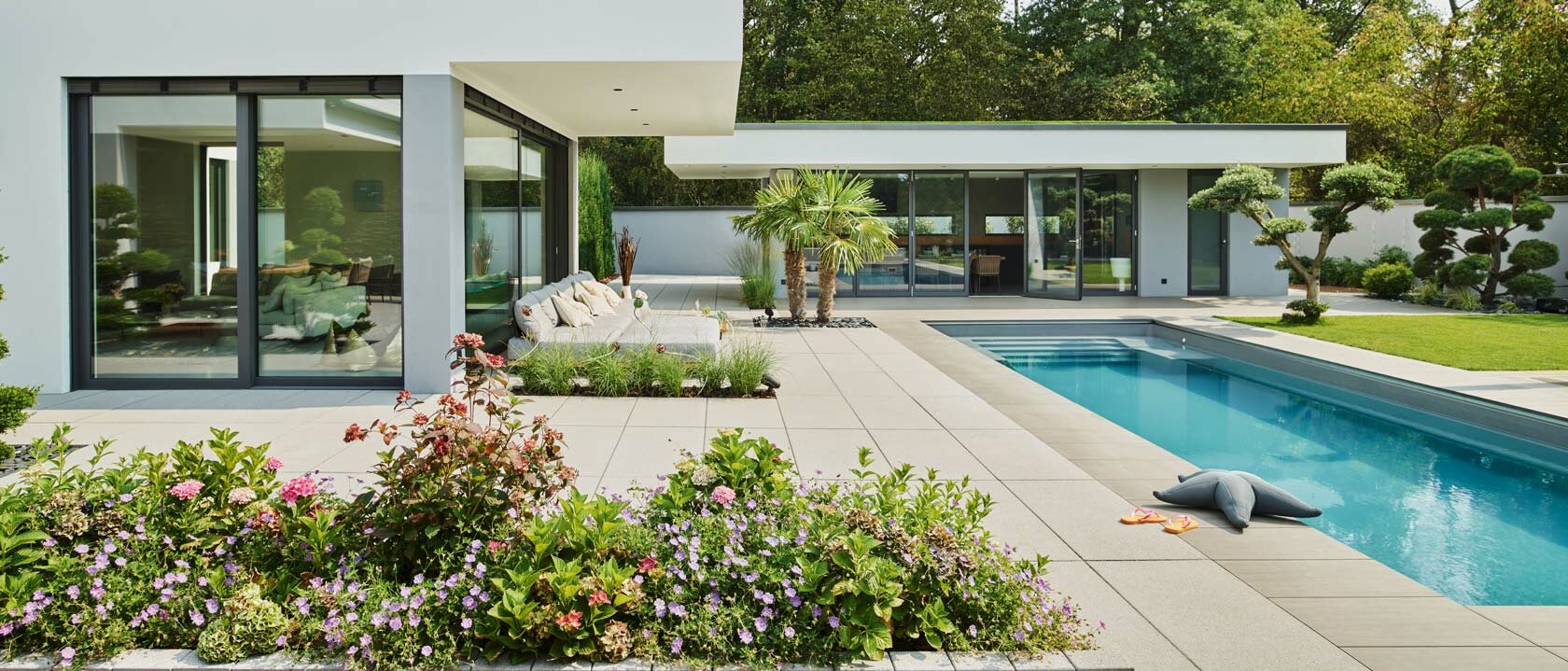 Wohlfühloase pur - großzügige und elegante Gestaltung eines Gartentraums.