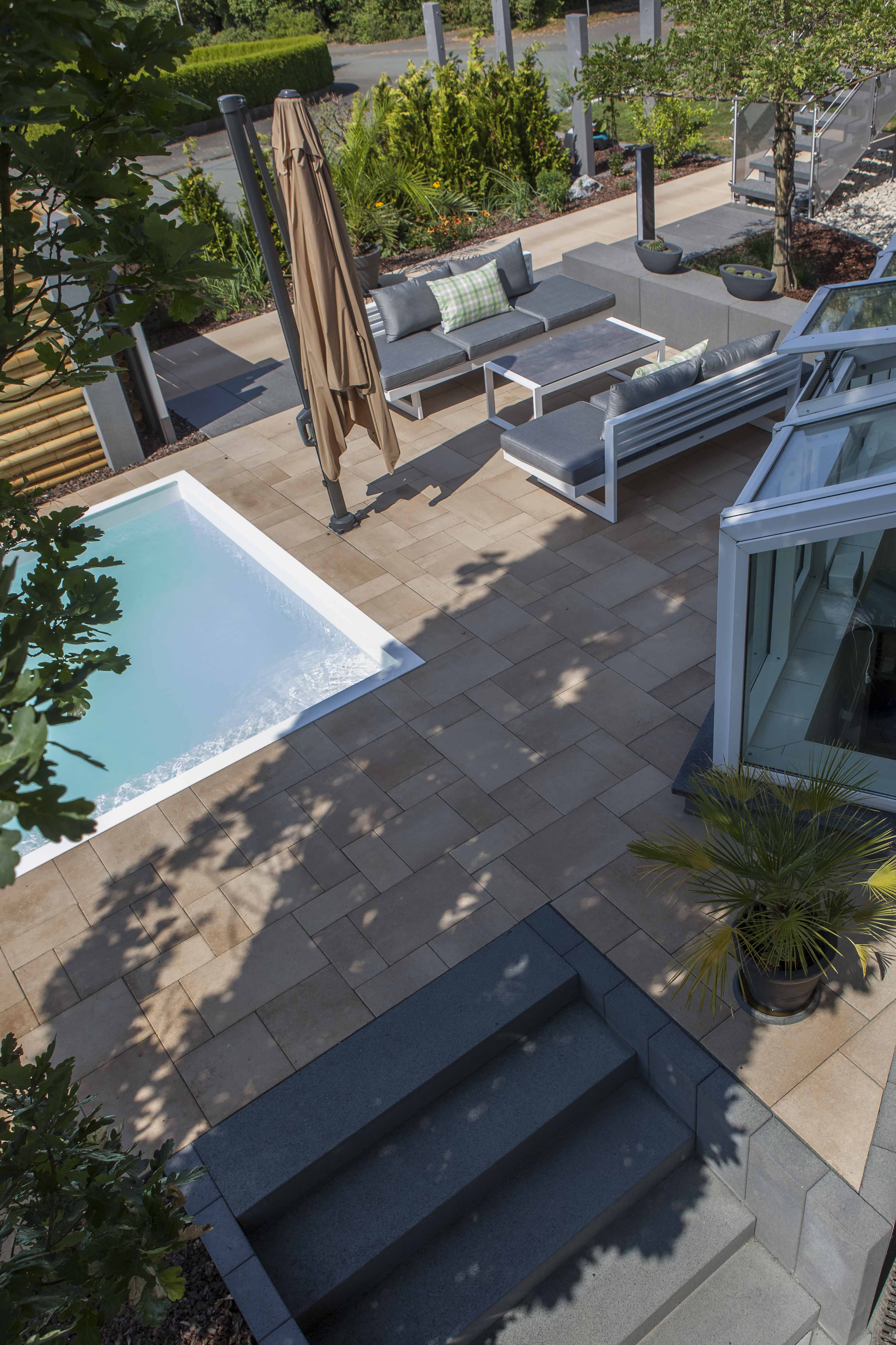 Gartengestaltung rund um einen Swimmingpool