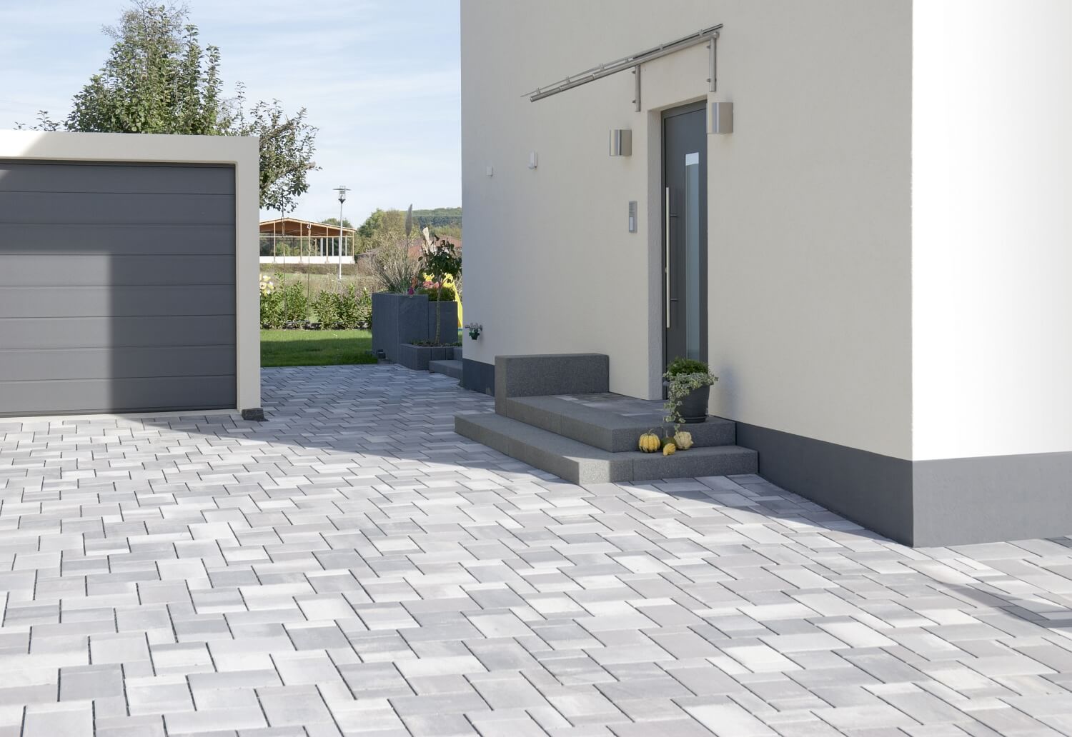 Hof und Einfahrt gestalten mit Steinen von Rinn Beton