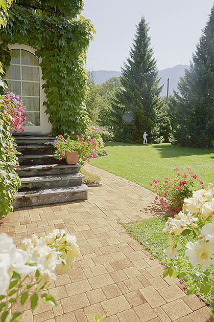 Farbige Pflastersteine und Platten aus Betonstein