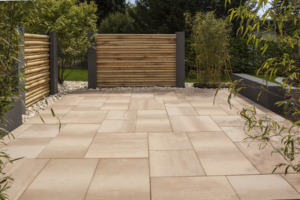 Farbige Pflastersteine und Platten aus Betonstein