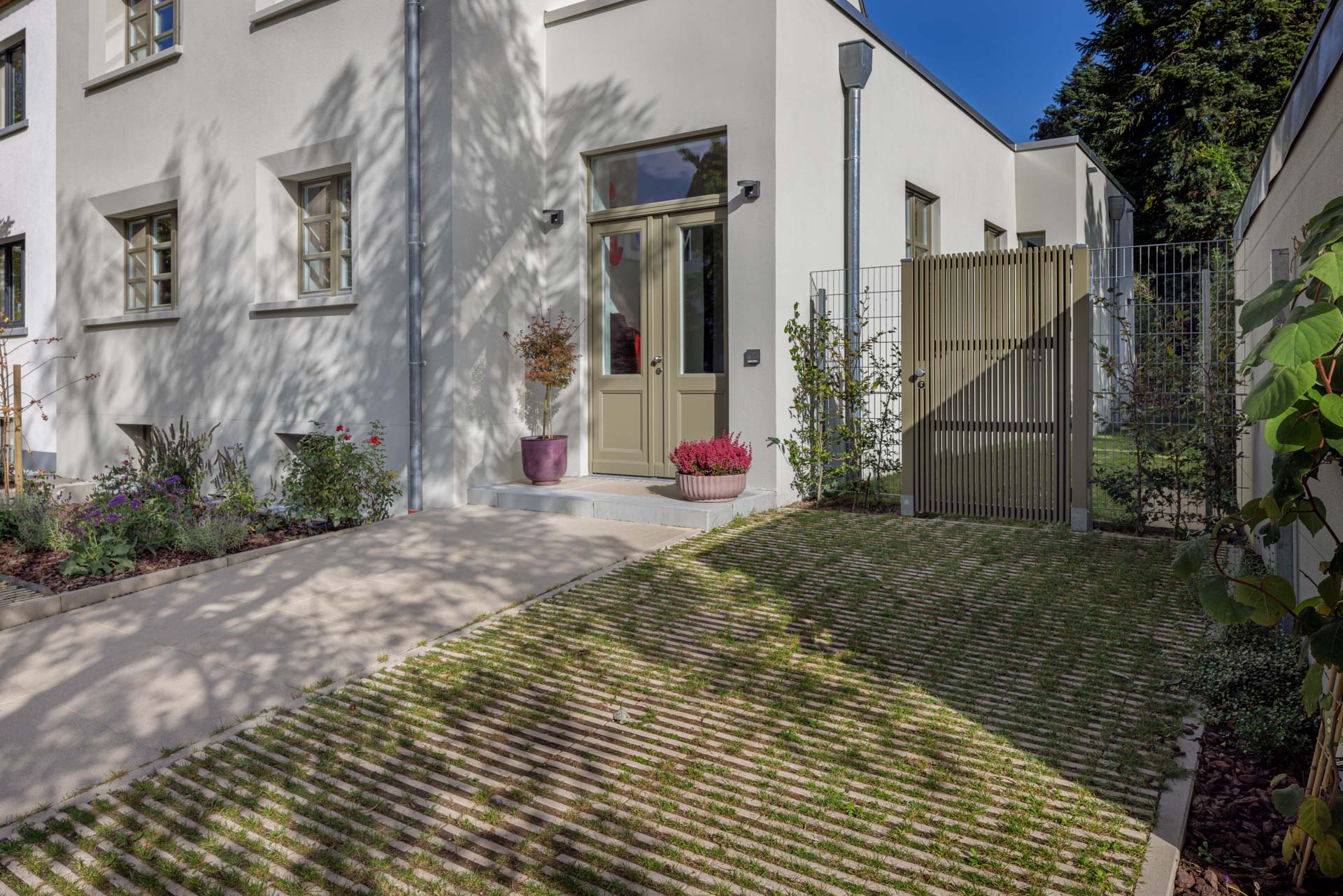 Hauseingang und Gartentor
