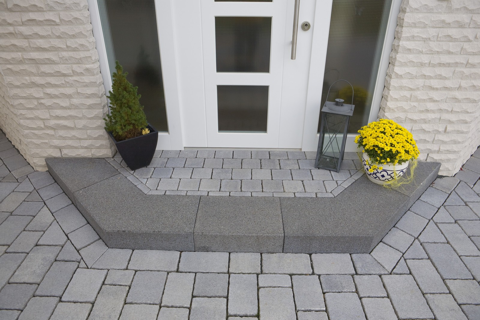 Blockstufen und Betonstufen für die Treppe im Eingang und Garten