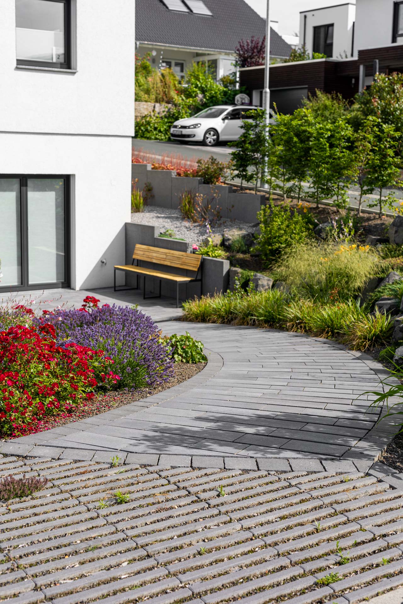 Übergang vom Parkplatz zum Weg zum Haus