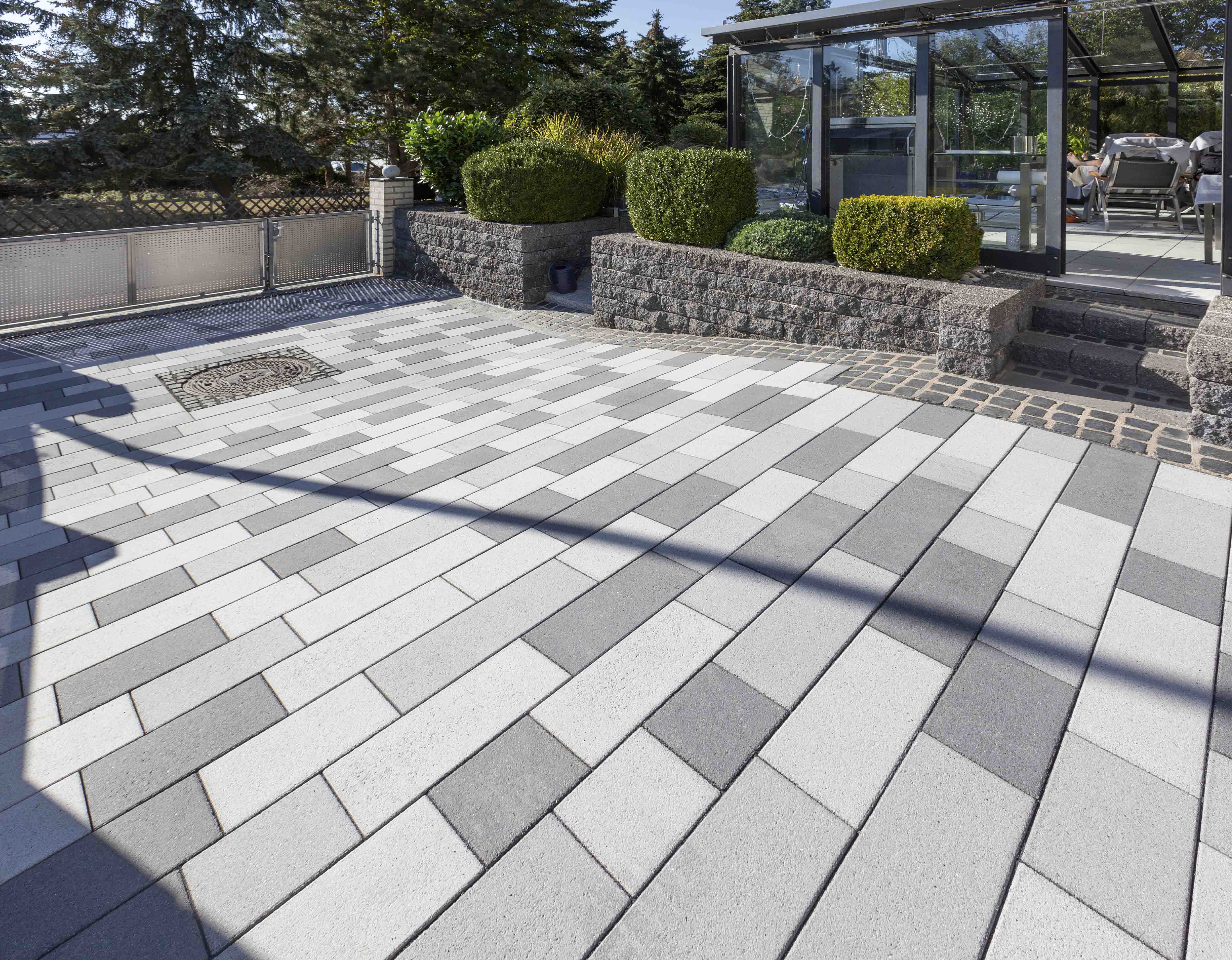 Farbige Pflastersteine und Platten aus Betonstein