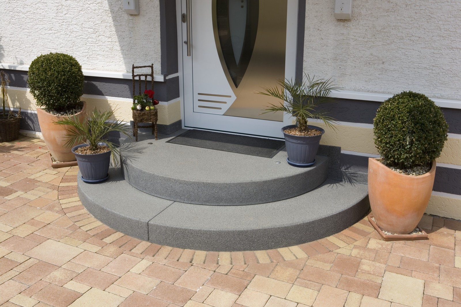 Rinn Radienblockstufen für die Steintreppe vor dem Haus