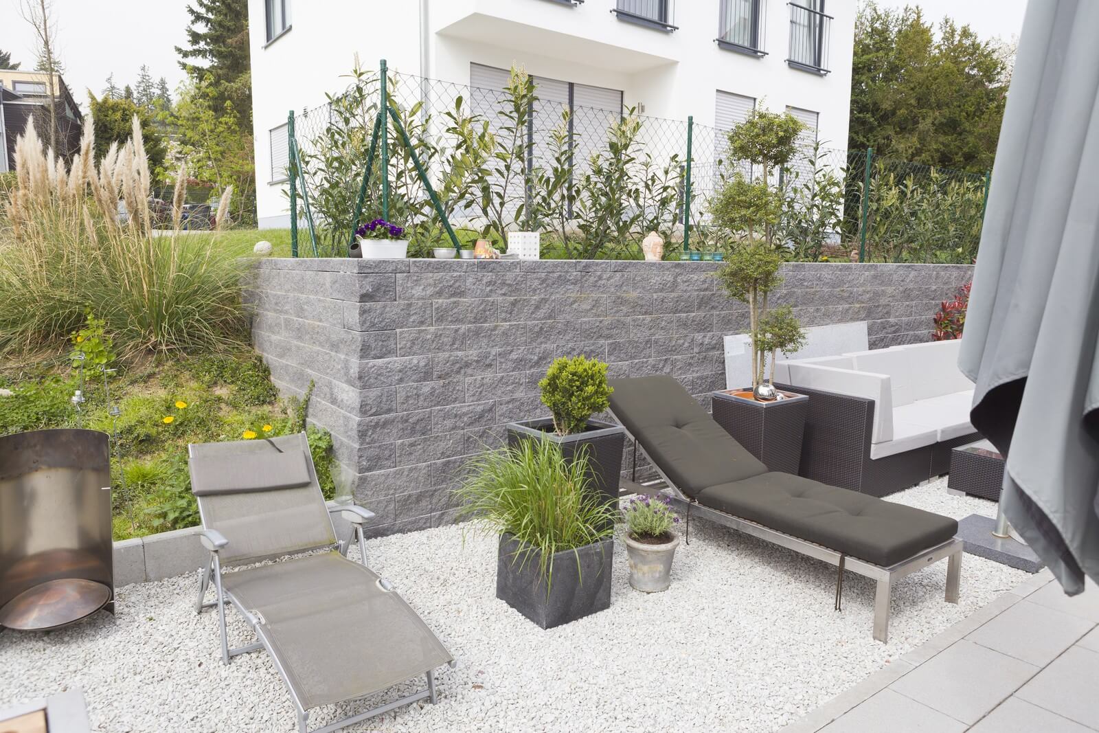 Die Geradlinige York Gartenmauer Mit Rauen Sichtseiten