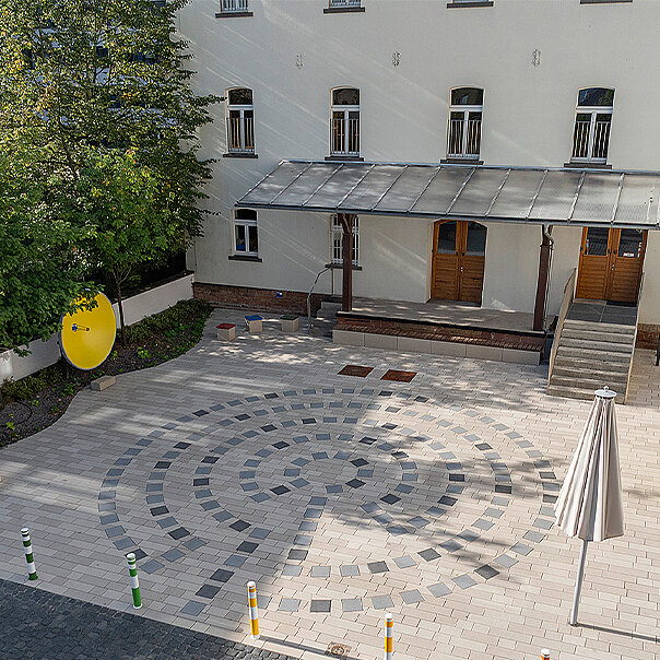 Gi Rinn Rinn Padio im Innenhof des Mathematikum Gießen